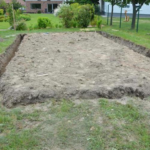 už sme konečne začali stavať záhradný domček a kryté sedenie:)