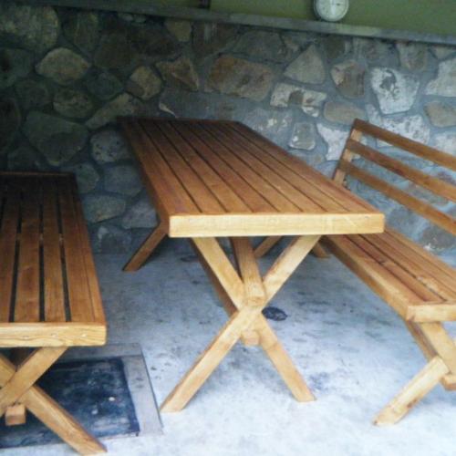 Lavičky a stôl